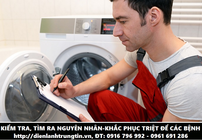 Techniker repariert Waschmaschine